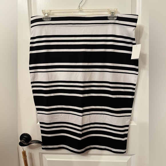 unknown Dresses & Skirts - NWT Black and White Pencil Skirt, Size 1X